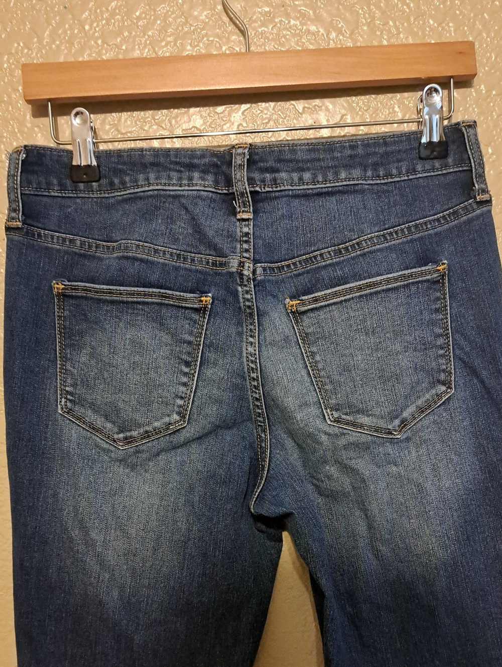 Universal Thread Women's Mid-Rise Dark Wash Skinny Jeans. Size 6/28R. - Picture 4 of 13